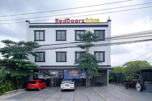 RedDoorz Premium at Raja Hostel Syariah - Housity