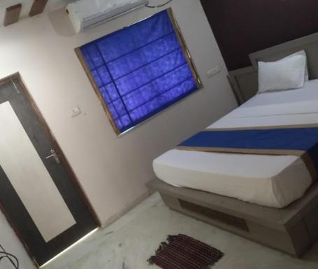 Four Seasons Hotels By WB Inn - Housity