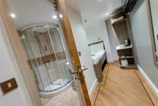 The Podworks Hotel - Housity