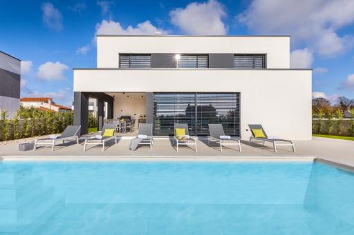 Amazing private villa with outdoor swimming pool in Vodnjan - Housity