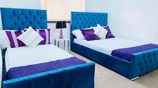 Enjoy the Entire 1 bed house with group of 5 - City Centre - Private Carpark - Garden - Housity