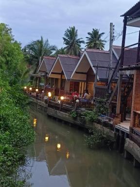 บ้านสุขใจ อัมพวา - Hizvo