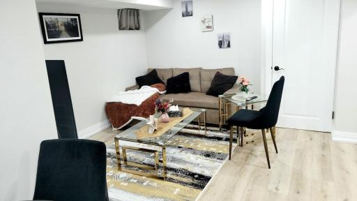 Comfy Guest Suite with Private Entrance - Housity