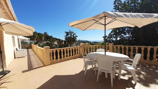 habitación con techo inclinado y vista al mar - Housity