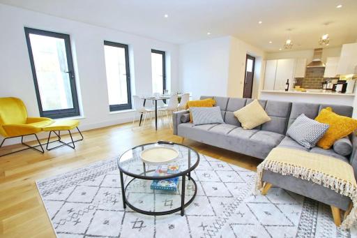 Modern holiday apartment in Worthing with sea view - Housity