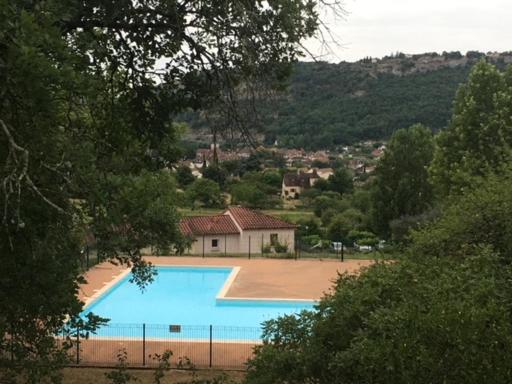 CONFORTABLE MAISON DANS VILLAGE VACANCES AVEC PISCINE A CAJARC - Housity