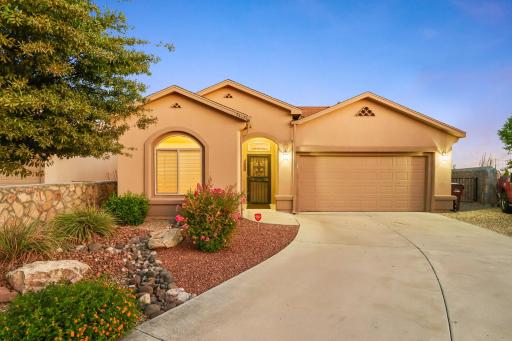 Comfy SW Home with Private Yard & Mountain Views! - Housity