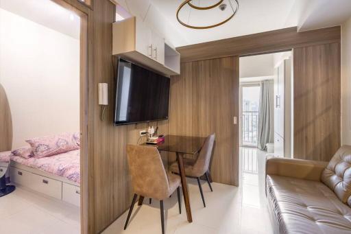 Luxury Sunset Views and Prime Location near CCP MOA with WIFI Parking - Housity