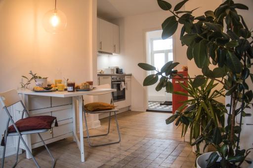 Doppelbett in heller Wohnung - Housity