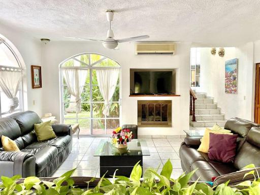 Casa con Piscina Cerca de playa - Housity