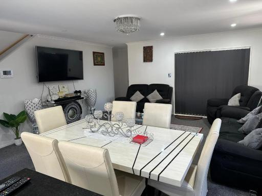 Auckand Holiday in the Golden Circle - Housity