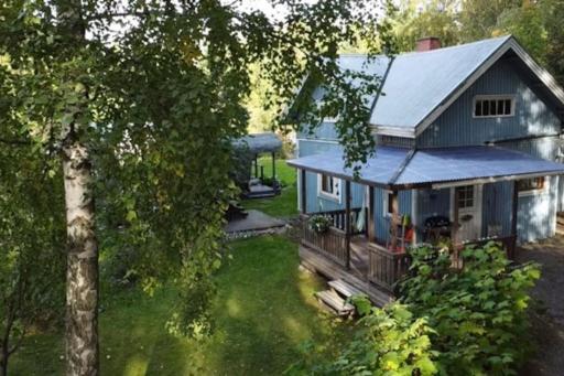 Mummonmökki maalaismaisemissa - Housity