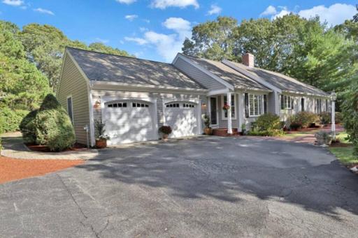 Cape Cod house - Housity