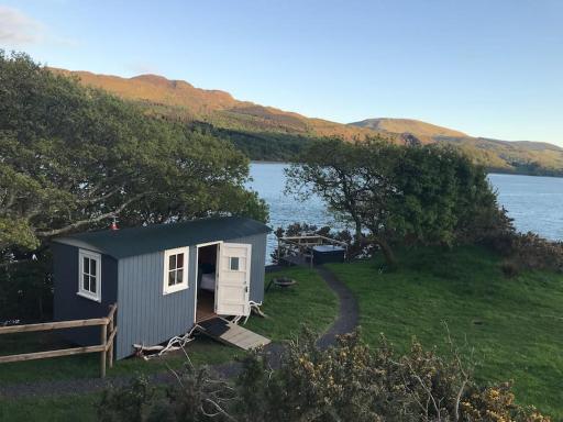 Snowdonia Shepherds Hut + Hot Tub - Housity
