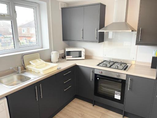 Beautiful Holiday Home Near Newport City Centre, Laurel Road - Sleeps up to 8 - Housity