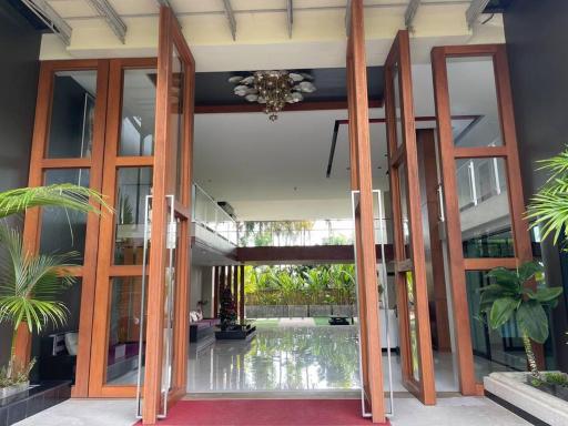 Luxury Living at Tree Condo Nai Harn's Best - Housity