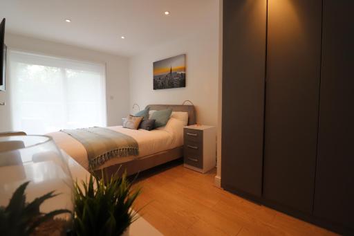 Riverside 2 Bedroom Serviced Accommodation - Housity