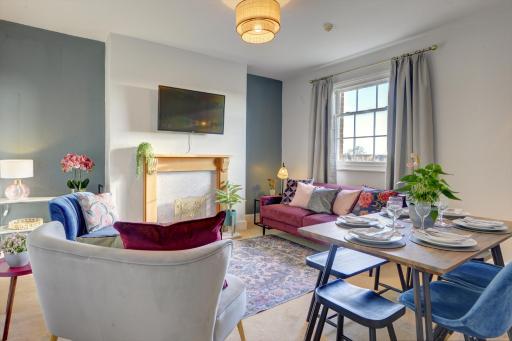 Regency Nest by Spa Town Property - Stylish 3 Bedroom Apartment on 2 Floors, Central Leamington Spa - Housity