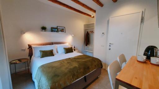 FOSCOLO 9 ROOM - BREAKFAST - Housity