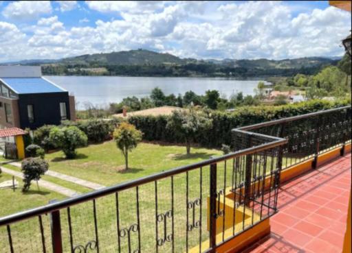 Private lake view cottage with BBQ yard in Paipa - Housity