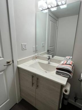 Cozy Private 1 bedroom basement suite - free parking and free Wifi - Housity