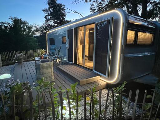 Luxuswohnwagen Dreamer mit Achterwasserblick - Housity