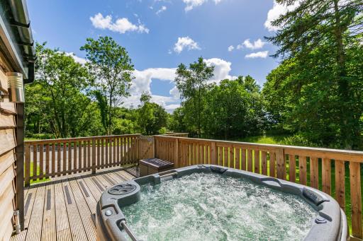 Squirrel Lodge 40 with Hot Tub - Housity