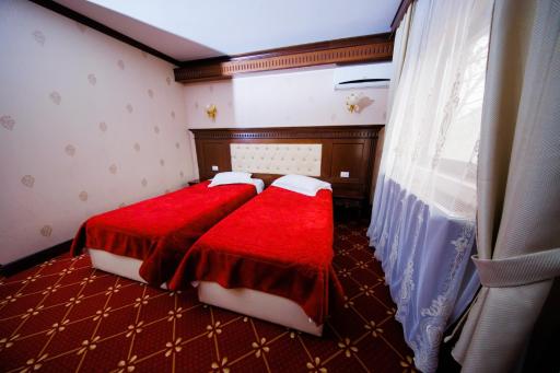 Cazare& restaurant Plopii fara sot iasi - Housity