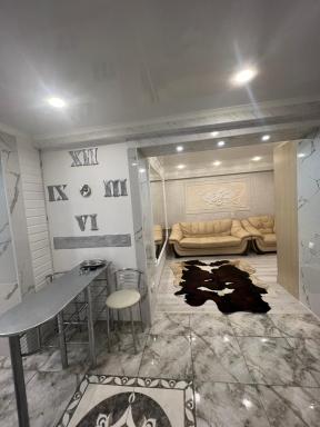 Warm Silver Apartment Miron Costin 11/2 - Housity