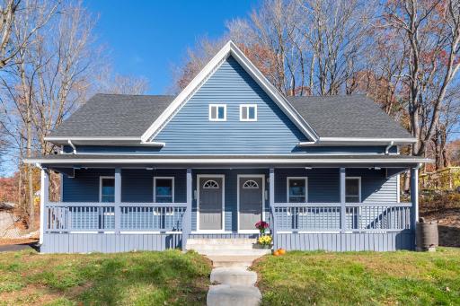 Beautifully Renovated 3 Bedroom Townhome wparking - Housity