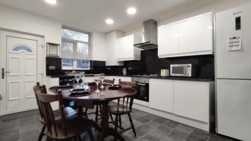Lovely 2 Bedroom House - Housity
