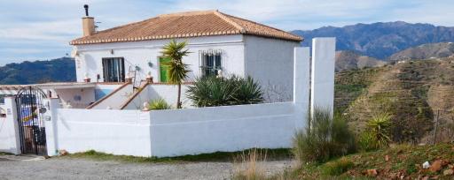 Casa Hamid met spectaculair zeezicht voor en bergen en valleien achter - Housity