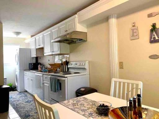 #12 ROOM IN THE HOUSE Modern Minimal Bright Room 5 Min To Brandeis! - Housity