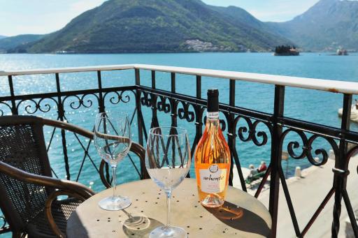 Lady of the Rocks apartments - Housity