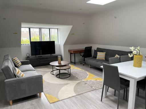 Orchid Lodge - Two Bed Generous Flat - Parking, Netflix, WIFI - Close to Blenheim Palace & Oxford - F4 - Housity