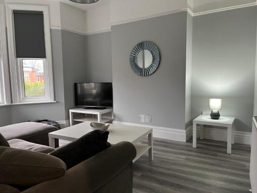 Entire spacious 4 bedroom apartment in Bournemouth - Housity