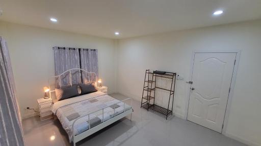 Bed&Breakfast@Bangpa-in Hostel - Housity