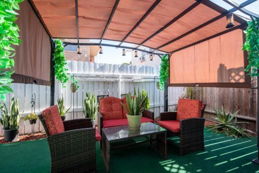 Walk to Dine & Shop, KING BED, Free Parking & Private Patio - Housity