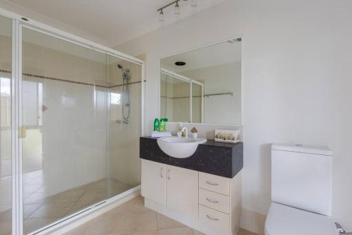 Gold Coast Theme Parks With a Pool - Housity