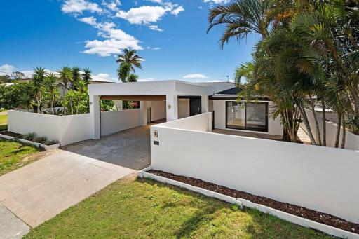4BR Waterfront Vacation Home in BroadBeach Waters - Housity