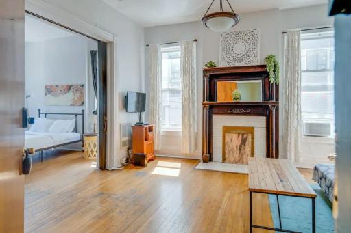 Airy and Bright on Broadway - Housity