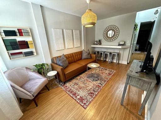 Just a mile to Broadway - Housity