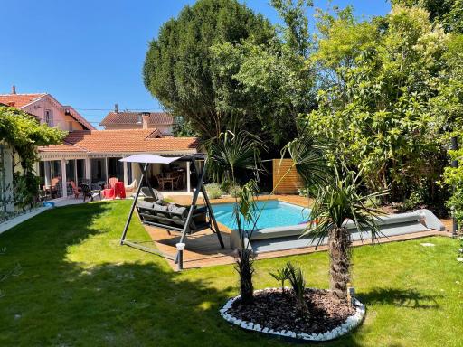 Mérig'home Chambre BD climatisée dans maison avec piscine au calme en ville, SdB & toilettes privés - Housity