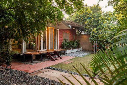 Garden Oasis by Roamhome - 2bhk w garden close to Assi Ghat - Housity