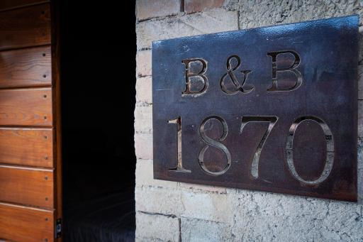 1870 Bed & Breakfast - Housity