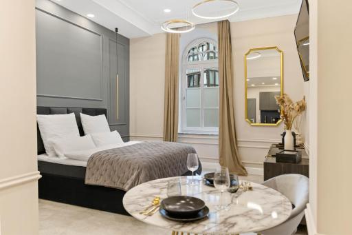 DESIGN Studio I Center I Kingbed I NEW - Housity
