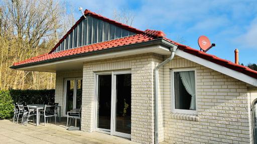Freistehendes Ferienhaus - ruhige Waldlage - wenige Schritte zum See - Housity