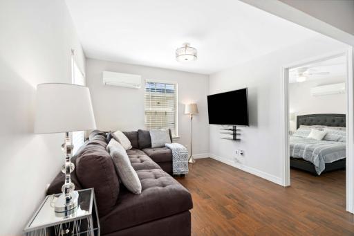 Stunning & Vibrant APT 7 Min From TX Med Center - Housity