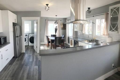 Executive 2 bdrm home- Fast Wi-Fi- Open Floorpan - Housity
