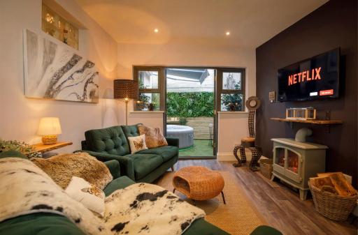 The Holgate Hideaway with Hot Tub - Housity